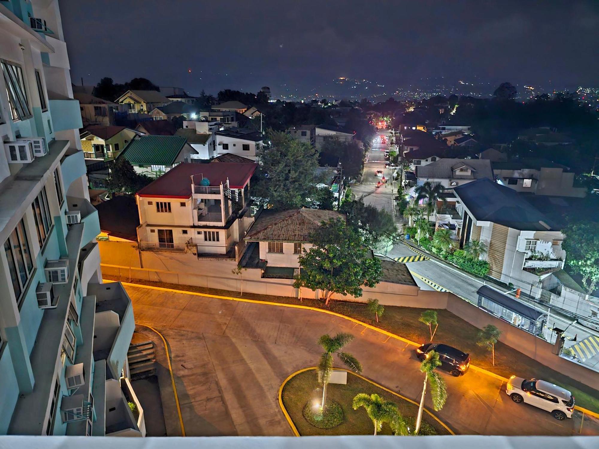 Acellyne'S Suites At The Residences At Commonwealth By Century Quezon City Dış mekan fotoğraf