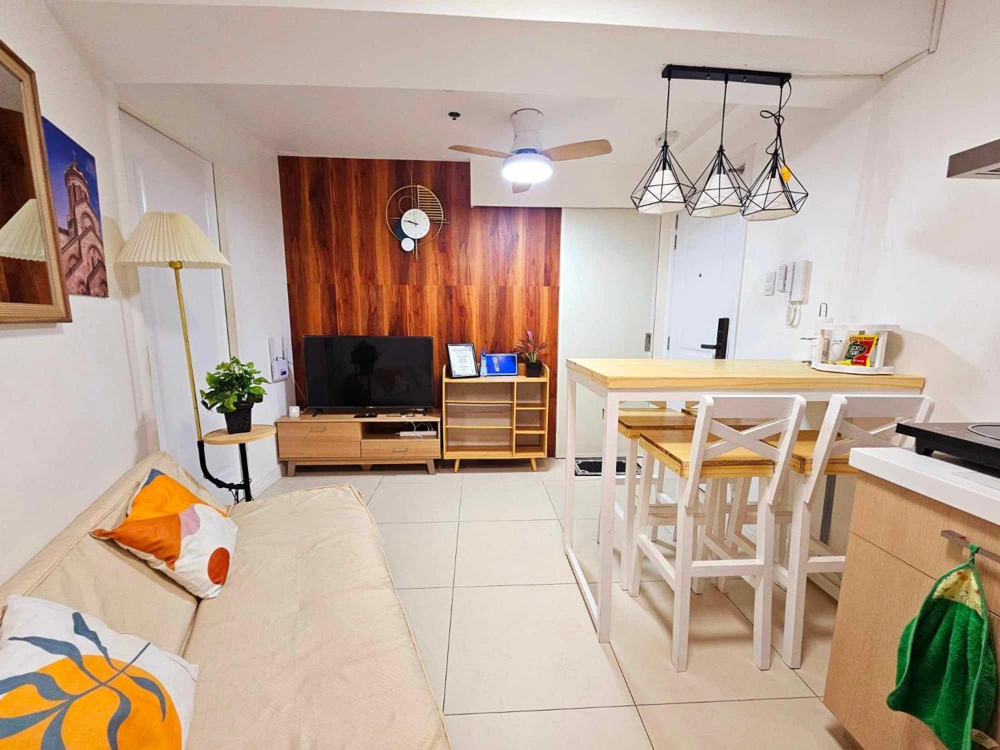 Acellyne'S Suites At The Residences At Commonwealth By Century Quezon City Dış mekan fotoğraf